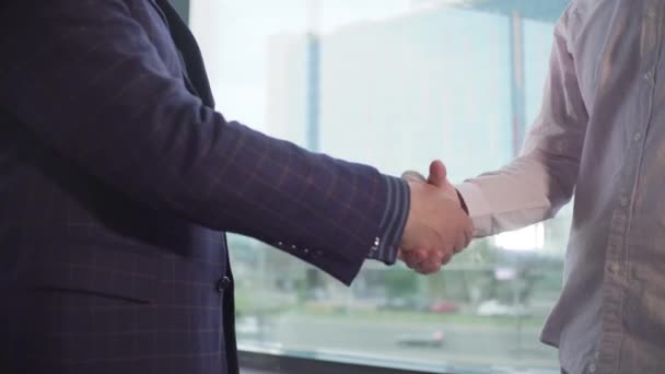 apretón de manos de dos hombres de negocios en la oficina
 - Metraje, vídeo