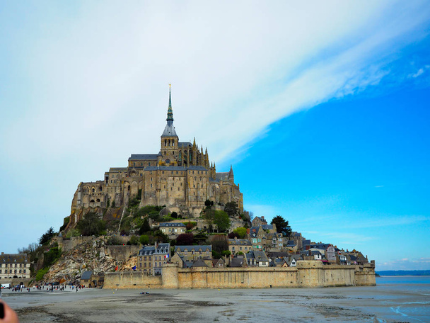 Mont Saint-Michel de Francia. Los viajeros quieren verlo una vez
. - Foto, imagen