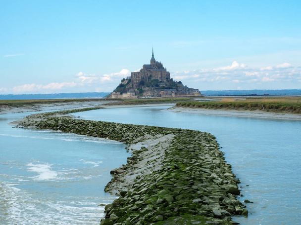 Mont Saint-Michel de France. Les voyageurs veulent le voir une fois
. - Photo, image