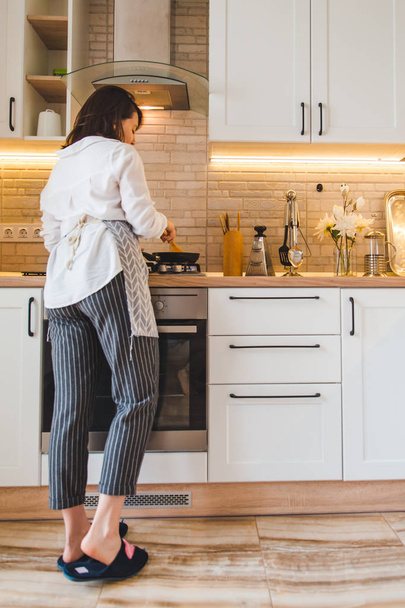 Blick von hinten Frau auf Küche Kochen - Foto, Bild