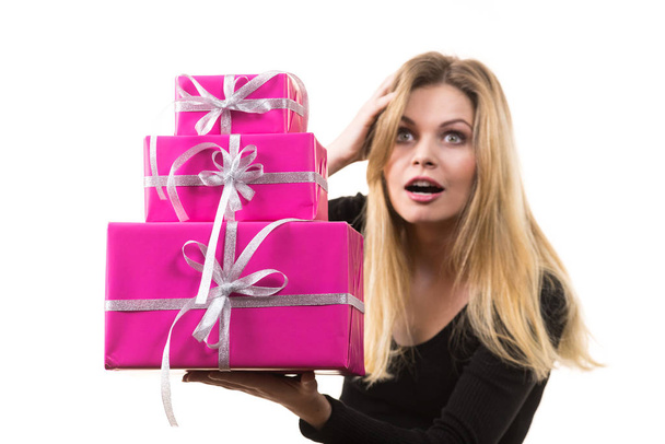 Здивована дівчина з рожевими подарунковими коробками
 - Фото, зображення