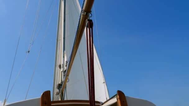 Mast és a vitorla egy fából készült Yacht és nyári ég. - Felvétel, videó