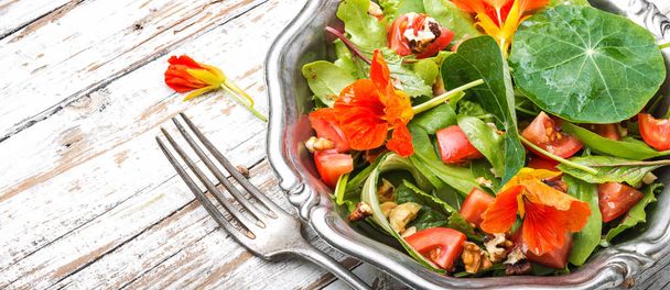 Salade aux fleurs de nasturtium
 - Photo, image