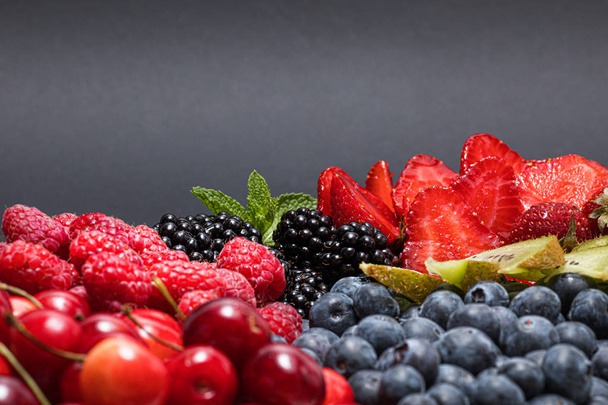 Υγιεινή φρέσκια φρουτοσαλάτα. Ανάμεικτα χρωματικά φρούτα. Γλυκά φρούτα και ανάμεικτα μούρα. - Φωτογραφία, εικόνα