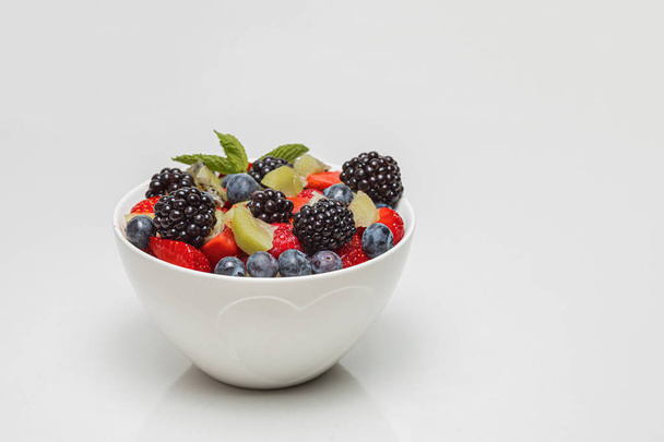 Healthy fresh fruit salad. Mixed of color fruits. Sweet fruits and mixed berries. - Fotoğraf, Görsel