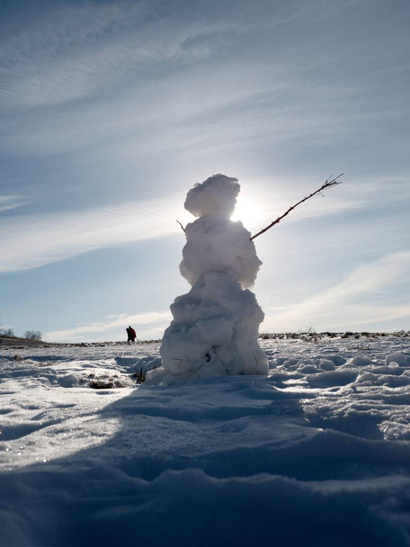 Echte ijzige sneeuwpop in winterlandschap - Foto, afbeelding