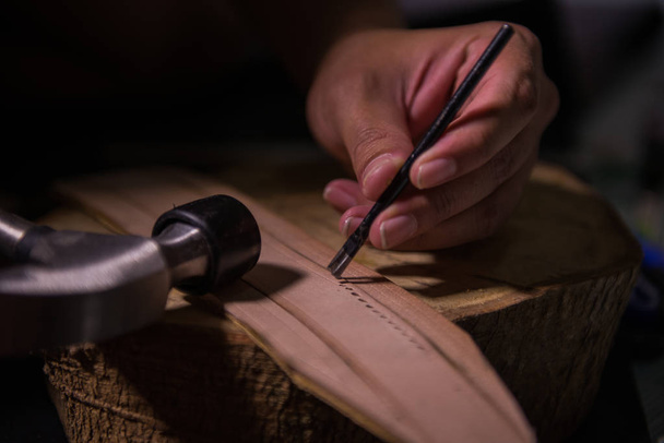 Costura de couro à mão Faça cada passo à mão, não use máquinas Resultando em um produto valioso e durável.
 - Foto, Imagem