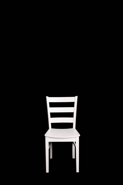 Сучасний білий стілець на чорному тлі
. - Фото, зображення