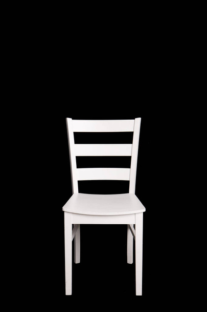 Сучасний білий стілець на чорному тлі
. - Фото, зображення