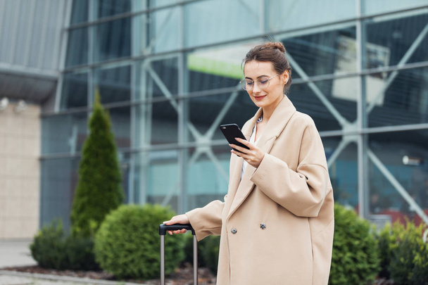 . Business woman at international airport moving to terminal gate for airplane travel trip - Mobility concept and aerospace industry flight connections - Zdjęcie, obraz