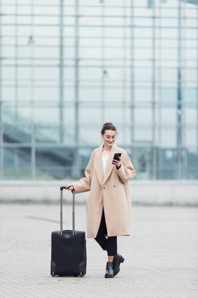 . Business woman at international airport moving to terminal gate for airplane travel trip - Mobility concept and aerospace industry flight connections - Photo, Image
