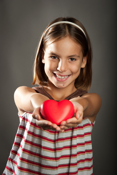 little girl with red heart - Φωτογραφία, εικόνα