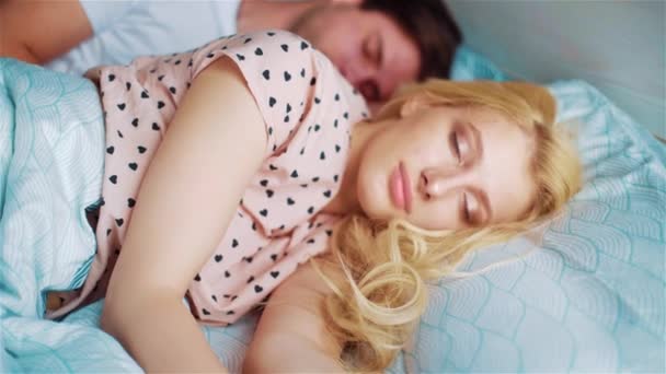 beautiful young woman wakes up in the morning when her man hugs her - Filmagem, Vídeo