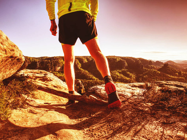 Trail corredor atleta hombre. Entrenamiento de persona delgada en montañas
 - Foto, Imagen