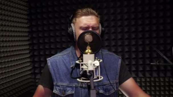 Recording studio, a man sings into a microphone. - Footage, Video