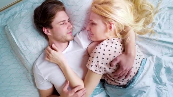 top down camera spin above romantic couple in bed in the morning - Filmmaterial, Video