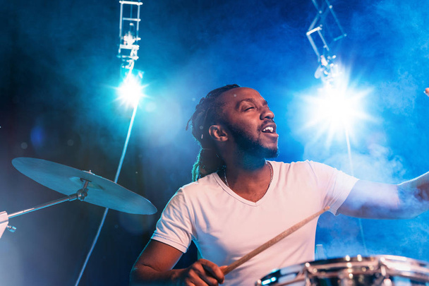 Молодой афро-американский джазовый музыкант играет на барабанах
 - Фото, изображение
