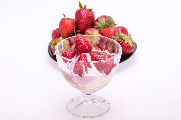 мороженое и свежая спелая клубника на белом фоне  - Фото, изображение