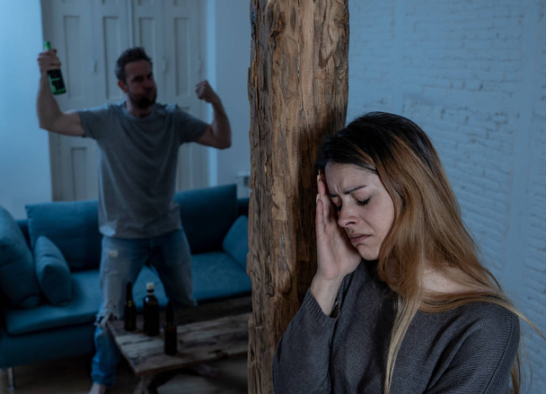 Szociális kérdések családon belüli erőszak fogalmát. Fiatal pár, amelyek érvek és problémák az alkoholos férj. Ember fenyegeti megijedt feleség vagy barátnője megrémült az agresszió és a családon belüli erőszak. - Fotó, kép