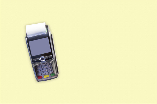 Terminales de punto de venta, tarjeta de crédito deslizante mano, pago con tecnología NFC aislado sobre fondo amarillo claro
 - Foto, imagen