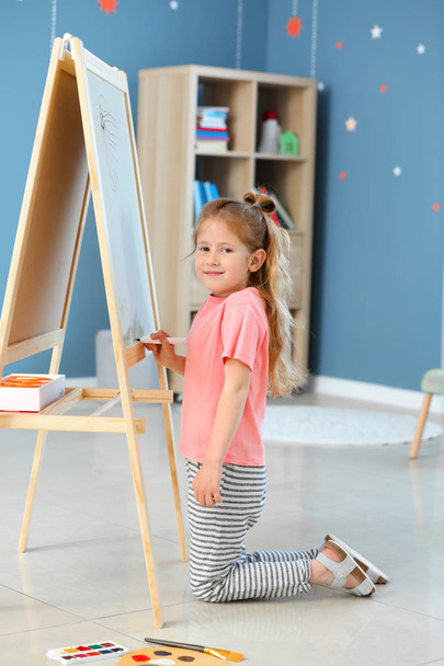 Γλυκό κοριτσάκι ζωγραφίζει στο σπίτι - Φωτογραφία, εικόνα