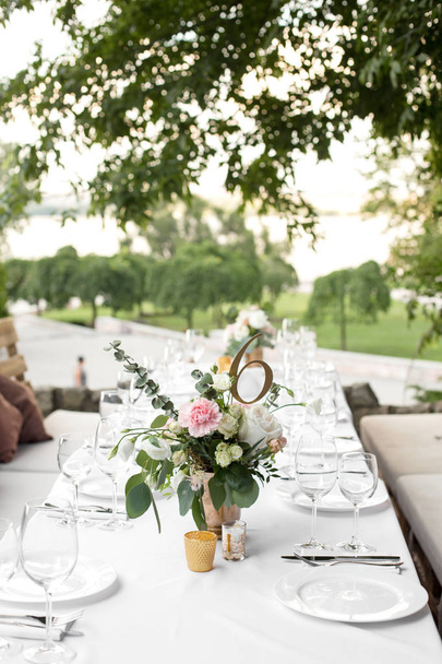 Ślub ustawienie stołu ozdobione świeżych kwiatów w mosiądzu VA - Zdjęcie, obraz
