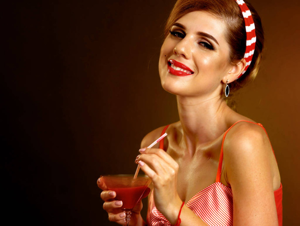 Nainen retro tyyli juo alkoholia Bloody Mary olki juomia
 - Valokuva, kuva