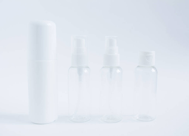 Set leerer Schönheitskosmetik-Plastikbehälter auf weißem Hintergrund. Kollektion von Pflegeprodukten für den Wellnessbereich. Produktkonzept für natürliche Schönheit. Nahaufnahme. - Foto, Bild