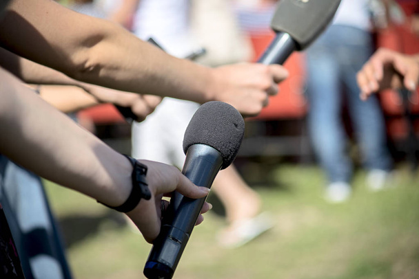 Dziennikarze z mikrofonami są wywiady - Zdjęcie, obraz