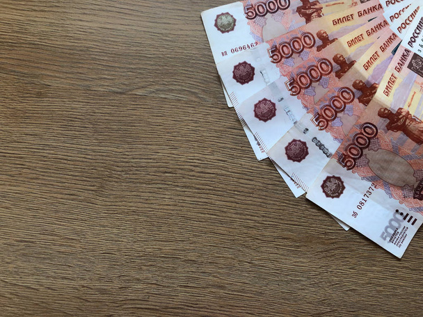 Rosyjski pieniądze. 5 tysięcy rubli na białym tle - Zdjęcie, obraz