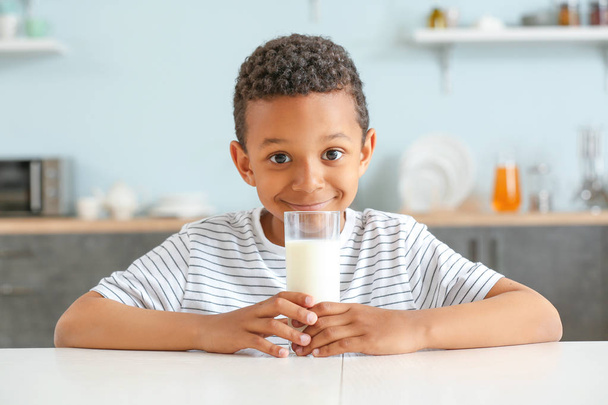 Masada süt cam ile Sevimli Afrikalı-Amerikalı çocuk - Fotoğraf, Görsel