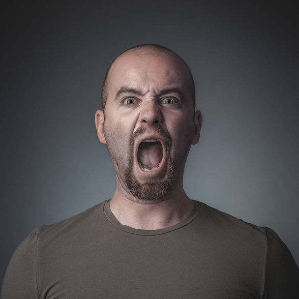 Studio portrait of a screaming man - Foto, Imagem