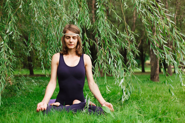 belle fille faire du yoga sur la nature dans le parc
 - Photo, image