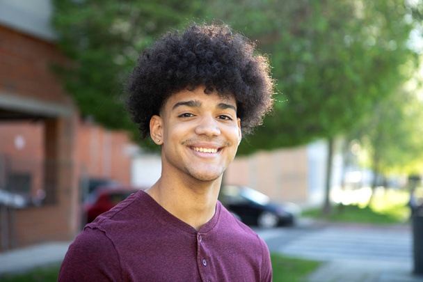 männlicher Teenager mit Afro-Frisur auf der Straße - Foto, Bild