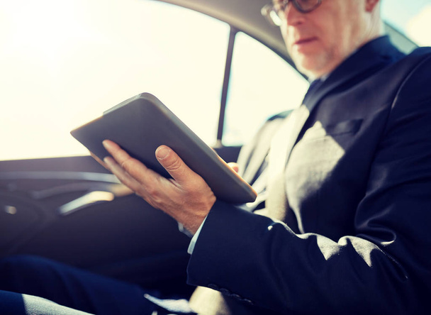 senior businessman with tablet pc driving in car - Φωτογραφία, εικόνα