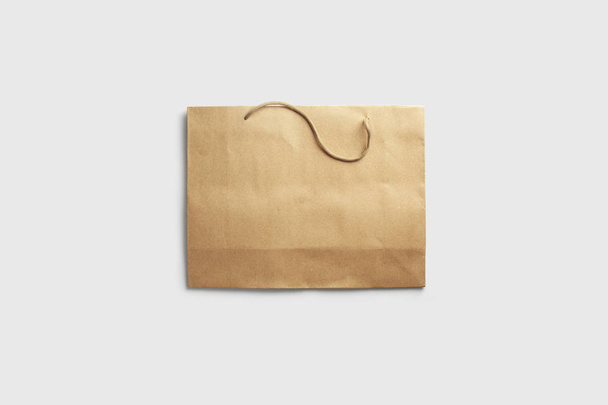 Bolsa de papel marrón Mock up aislado sobre fondo gris claro. Realista photo.3D rendering
. - Foto, imagen