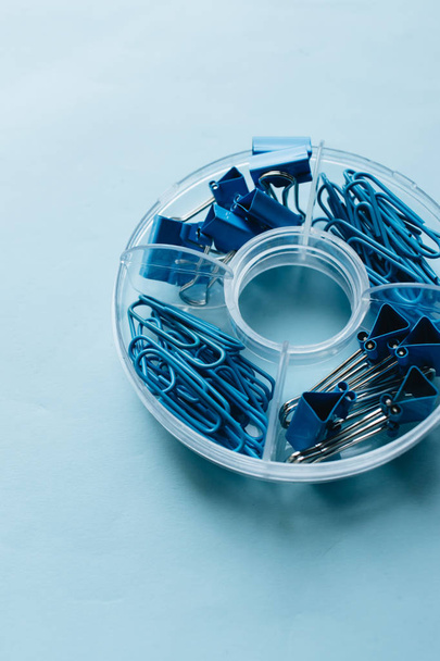 pino sininen paperiliittimet järjestäjä sinisellä pohjalla
 - Valokuva, kuva