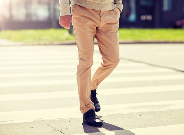 senior man walking along city crosswalk - Φωτογραφία, εικόνα