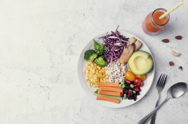 Ensalada de verduras frescas y saludables en plato sobre fondo de mesa
. - Foto, Imagen