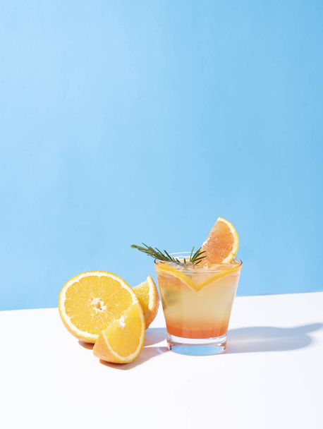 Cóctel de ponche de naranja frío y refrescante con rodaja de naranja
 - Foto, imagen