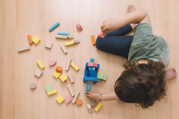 girl playing on the floor with building blocks - Φωτογραφία, εικόνα
