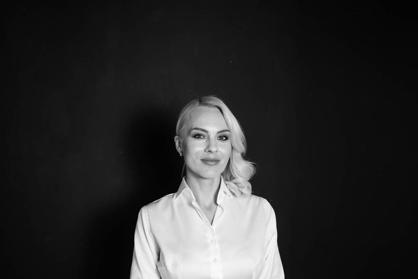 Portrait d'une femme blonde en chemise blanche
 - Photo, image