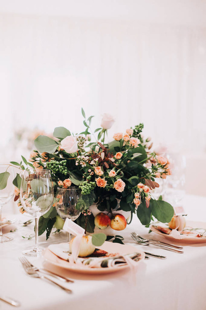 Romantico tavolo apparecchiato con fiori di rosa rosa e mele
. - Foto, immagini