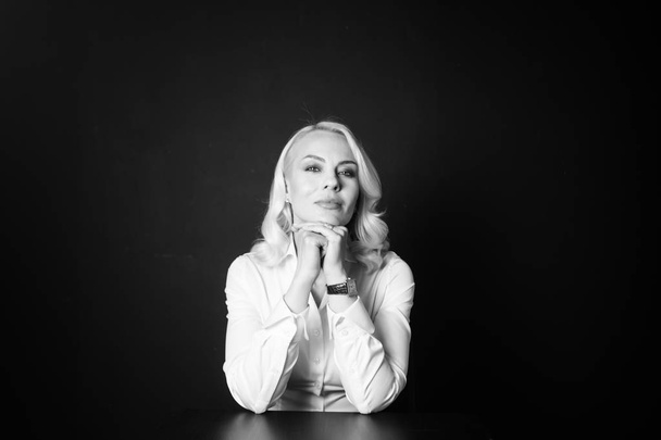 Portret blond kobietę w białej koszulce - Zdjęcie, obraz