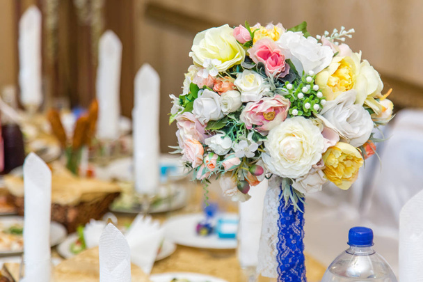 Bruiloft decoraties boeketten van rozen op een tafel in restaurant i - Foto, afbeelding