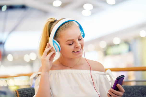 jong meisje luisteren naar muziek op hoofdtelefoon - Foto, afbeelding