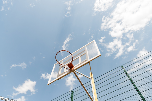 vue du bas du panneau arrière de basket sous le ciel bleu avec des nuages
 - Photo, image