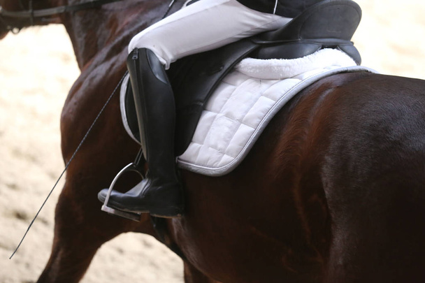 Tuntematon kilpailija ratsastaa Dressage Horse tapahtuma ratsastus kentällä
 - Valokuva, kuva