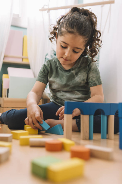 girl plays happy to build with building blocks - Φωτογραφία, εικόνα