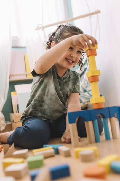 happy little girl playing with building blocks - Valokuva, kuva